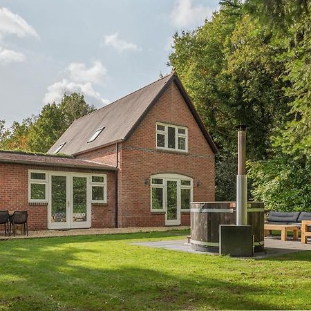 Beautiful English Villa With Hottub Zuidwolde  Bagian luar foto