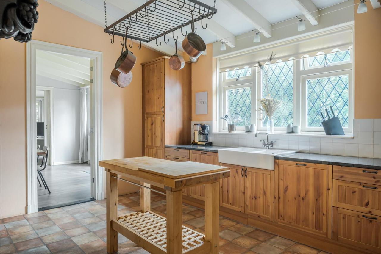 Beautiful English Villa With Hottub Zuidwolde  Bagian luar foto